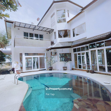 Detached bungalow with swimming pool