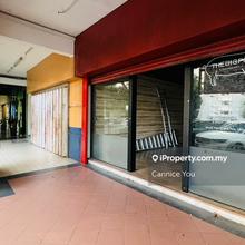 15 mins drive to LRT 