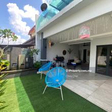 Good Deal Extra Big Land Renovation 2.5 Storeys Superlink