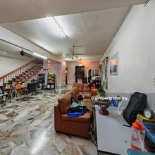 Well Kept Unit! End Lot!
