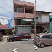 Sebuah bangunan kedai 3 tingkat untuk dijual