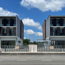 66 Light Industrial 3 Storey Semi Detached Office Showroom/War