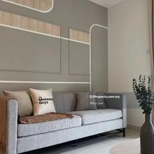 Walking distance to Pavilion 2, ready to move in