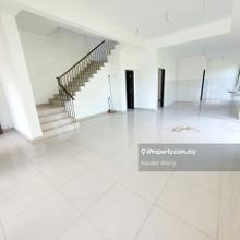 Corner 2 storey Huge Land New house and never occupied
