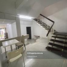 Renovated 8 Rooms , Opposite House Can Park More Cars