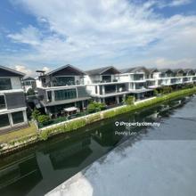Lake view Bungalow at Senibong cove, permas jaya