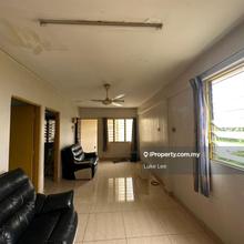 Corner unit 3 rooms unit for rent at puchong easy access kesas highway