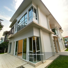 Lake View Bungalow. High Ceiling heights. Airy with Greenery View