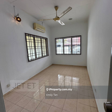 Limited single storey house end lot with extra land