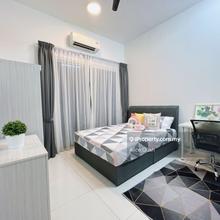 Skypod female room for rent