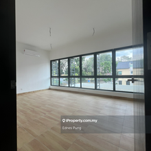 Freehold 2.5 Storey corner unit at puchong Utama 