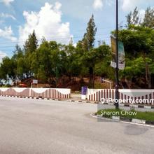 Single storey cluster corner /end lot landed house 