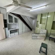 2.5 storey terrace@Freehold @behind no back to back@outside road wider