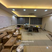 Commercial 4.5 storey building / shops end lot !