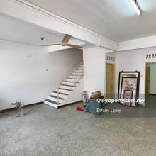 Long Car Porch, Prime Location