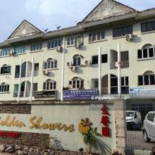 Freehold Kondo Ruby (Golden Showers), Klebang