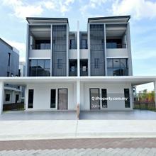 Good Freehold 2.5 Storey Cluster Semi D Bromelia Bukit Puchong