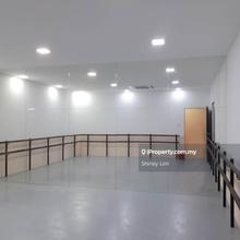 3 Storey Shop for sale at Bp Newtown Bukit Puchong Freehold