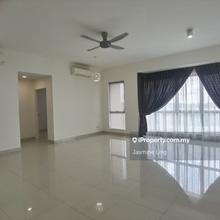 Spacious unit, link bridge to LRT station. 