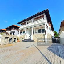 2.5 storey bungalow with lift/ elevator.