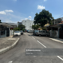 Single storey house with big land, near School and Shopping mall