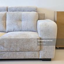 5 min walk to C.I.Q / Brad New /Grocery / Mall/ Facilities/ 1 Car Park