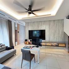 Short drive to Main Place, One City, Sunway University & Monash