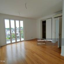 Emerald Bay 4 Storey link house courtyard for Sale @ Puteri Harbour