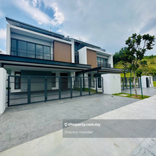 Low density, Upper Hills unit, Own 3 Private Gardens