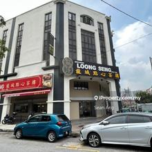 Limited 4.5sty Corner lot in good location