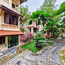 Poolview & Seaview Rare Unit - Fully Renovated Corner Unit 