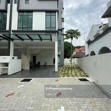 New 5 storey terrace Private Lift gated at Georgetown 4 bedrooms