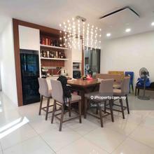 Beautiful Superlink End Lot Lake View Tasteful Renovated