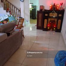 Freehold 2-sty link house and short walk to shops and schools