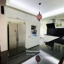 Large spacious property with 4 rooms for Sale