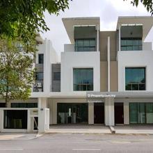 Guarded 3 Storey Terrace Lake Point Residence 