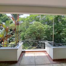 Low-rise apartment, facing greenery view!