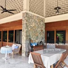 Exclusive & Discreet Bungalow With Nice Pool & Lush, Generous Gardens.