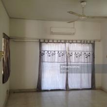 2 Sty house to let at Damansara Jaya, 2 mins walk to bus stop 