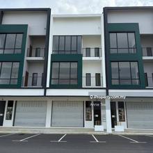 Austin Crest/ 3 Storey Shoplot/ Facing Main Road 