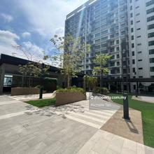 Brand new Service Residence , Nice View, Near LRT station 