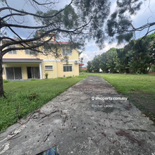 Bungalow with spacious garden and land, can accommodate up to 15 cars