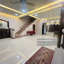 Excellent location , 2.5 Storey Fully Reno For Sale