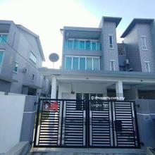 Townhouse 1.5 Tingkat Corner untuk di sewa 