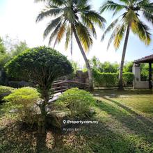Spacious Cornerlot Semi-D with Landscaped Garden