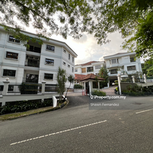 Single level unit. Lovely green views. 