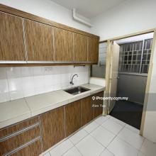 Freehold With Strata Title!! 2 Car Parks!! Mid Floor!!