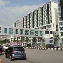 Shop-office with excellent palace view