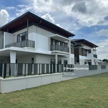 Freehold Cluster Semi D, below 1mil