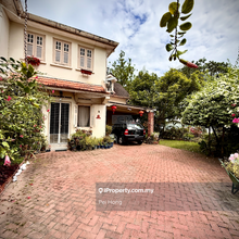 Charming Corner Terraced House with Park View in Pulau Tikus